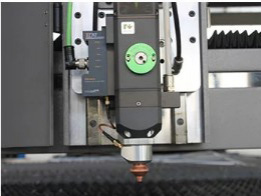 Máy cắt laser fiber có bàn cấp phôi tự động