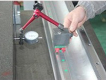 Máy cắt laser fiber có bàn cấp phôi tự động