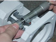 Máy cắt laser fiber có bàn cấp phôi tự động