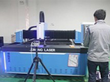 Máy cắt laser fiber có bàn cấp phôi tự động