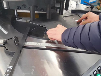 Máy cắt góc thủy lực, góc thay đổi kết hợp đột lỗ
