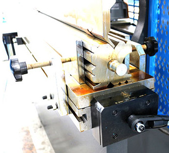 Máy chấn servo điện-thủy lực CNC kết hợp bộ điều khiển DELEM DA66T