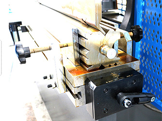 Máy chấn servo điện-thủy lực CNC kết hợp bộ điều khiển DELEM DA66T