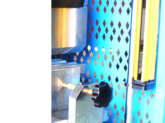 Máy chấn servo điện-thủy lực CNC kết hợp bộ điều khiển DELEM DA66T