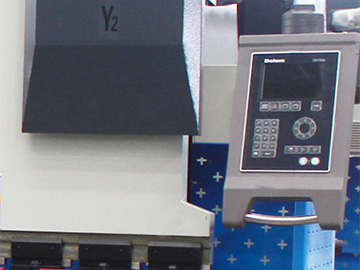 Máy chấn servo điện-thủy lực CNC kết hợp bộ điều khiển DELEM DA52S