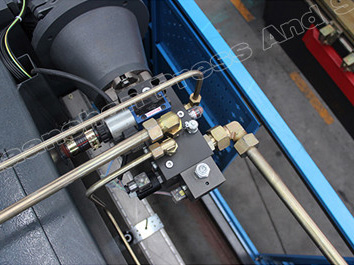 Máy chấn servo điện-thủy lực CNC kết hợp bộ điều khiển DELEM DA52S