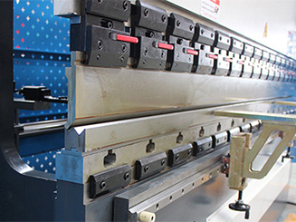 Máy chấn servo điện-thủy lực CNC kết hợp bộ điều khiển DELEM DA52S