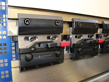 Máy chấn servo điện-thủy lực CNC kết hợp bộ điều khiển DELEM DA52S