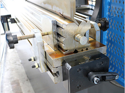 Máy chấn servo điện-thủy lực CNC kết hợp bộ điều khiển DELEM DA52S