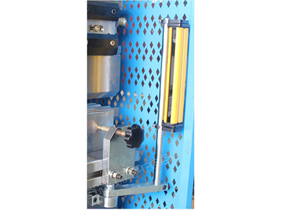 Máy chấn servo điện-thủy lực CNC kết hợp bộ điều khiển DELEM DA52S