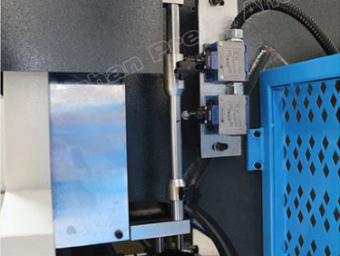 Máy chấn thủy lực kết hợp bộ điều khiển DA41S