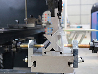 Máy chấn thủy lực kết hợp bộ điều khiển E200P