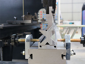 Máy chấn thủy lực kết hợp bộ điều khiển E21